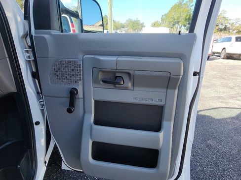 Used 2015 Ford E-350 and Econoline 350 Super Duty image 25