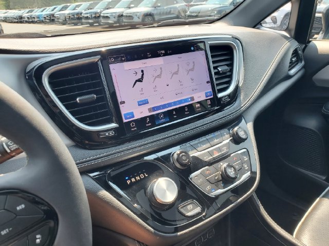 Used 2025 Chrysler Pacifica Limited FWD image 34