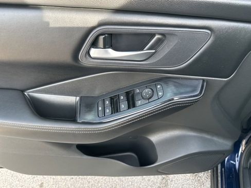 Used 2025 Nissan Rogue SV image 19