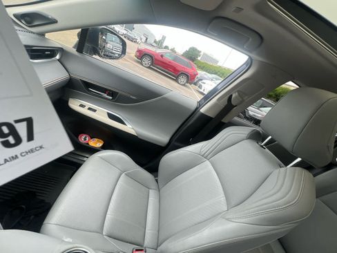 Used 2023 Toyota Venza Limited AWD/4WD image 18