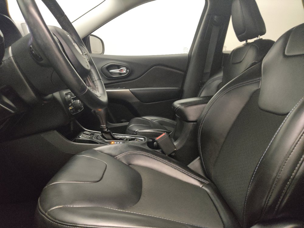 Used 2019 Jeep Cherokee Latitude Plus FWD image 17
