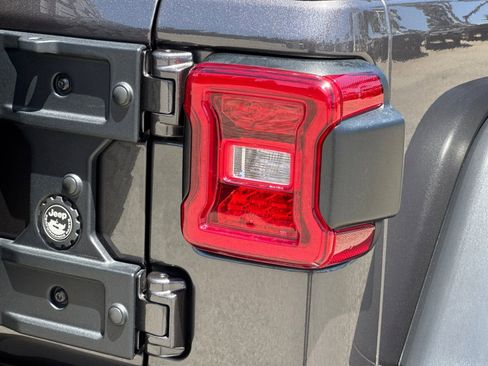 Used 2022 Jeep Wrangler Unlimited Rubicon w/ LED Lighting Group AWD/4WD image 27
