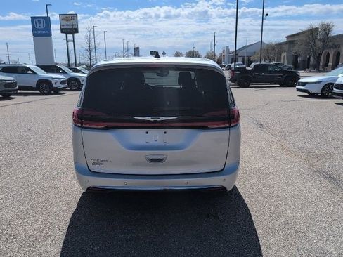 Used 2024 Chrysler Pacifica Touring-L image 19