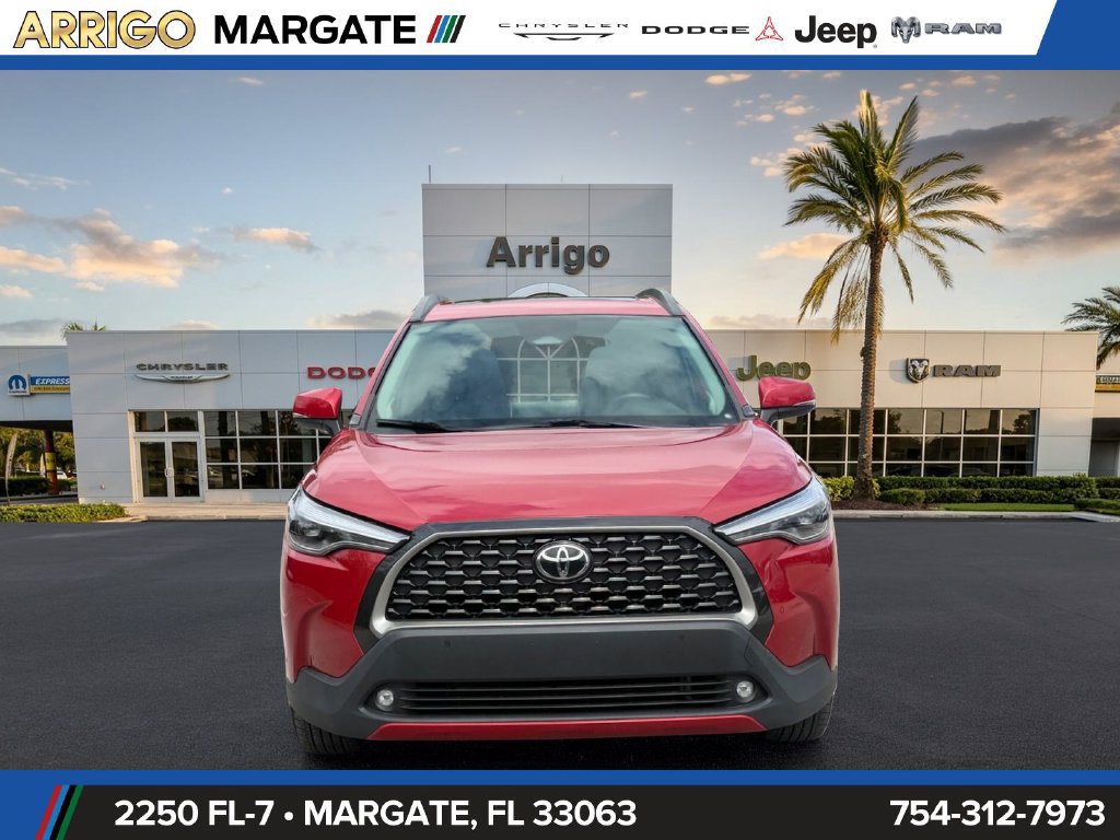 Used 2023 Toyota Corolla Cross XLE w/ Convenience Package FWD image 2