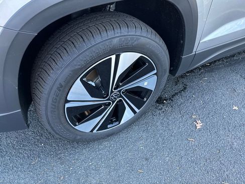 New 2025 Volkswagen Taos SE image 2