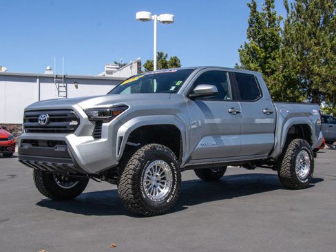 Used 2025 Toyota Tacoma SR5 image 3