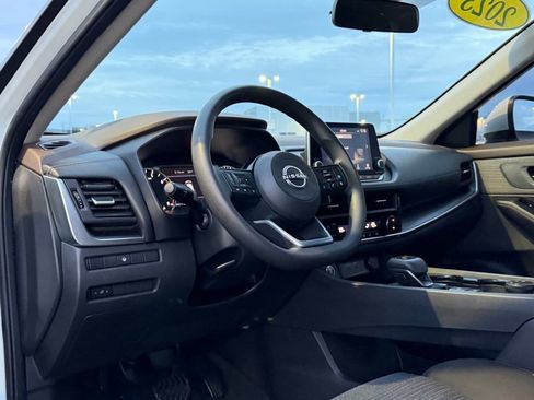 Used 2023 Nissan Rogue SV image 11