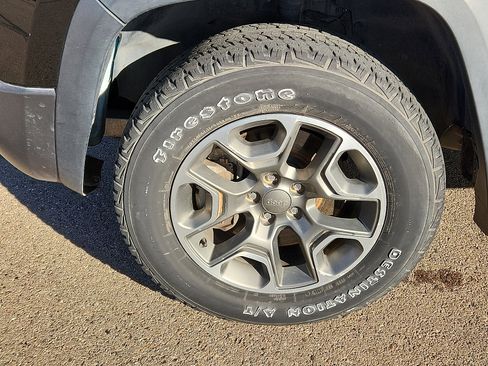 Used 2020 Jeep Cherokee Trailhawk image 7