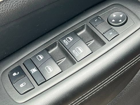 Used 2022 Jeep Grand Cherokee Limited w/ Tech Group AWD/4WD image 19