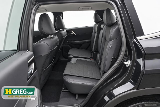 Used 2024 Mitsubishi Outlander SE FWD image 12