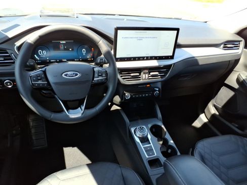 Used 2023 Ford Escape Platinum w/ Premium Technology Package AWD/4WD image 4