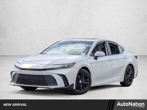 Used 2025 Toyota Camry SE image 1