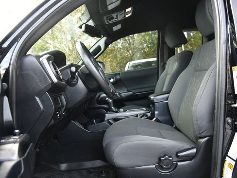 Used 2017 Toyota Tacoma TRD Off-Road image 7