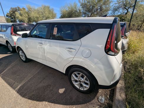 Certified 2025 Kia Soul LX image 4