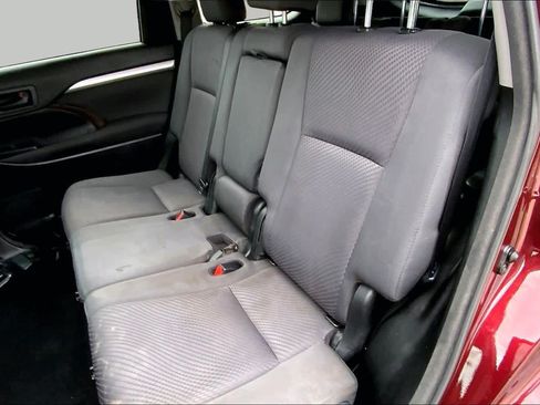 Used 2018 Toyota Highlander LE FWD image 20