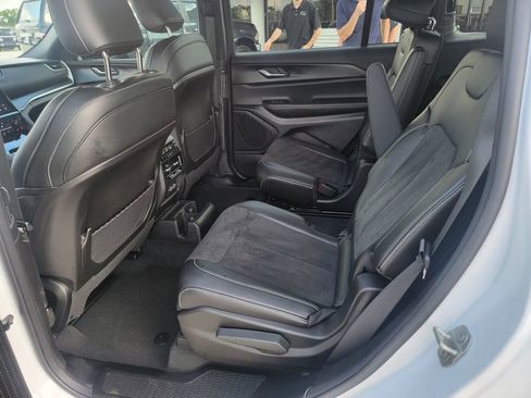 Used 2024 Jeep Grand Cherokee L Laredo image 12