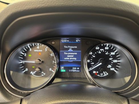 Used 2020 Nissan Rogue SV image 30