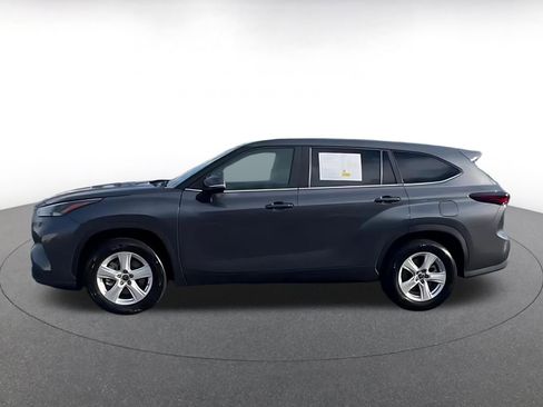 Used 2025 Toyota Highlander LE image 4