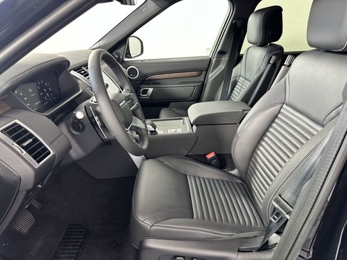 Used 2025 Land Rover Discovery S image 4