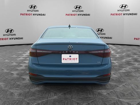 Used 2025 Volkswagen Jetta SE FWD image 4