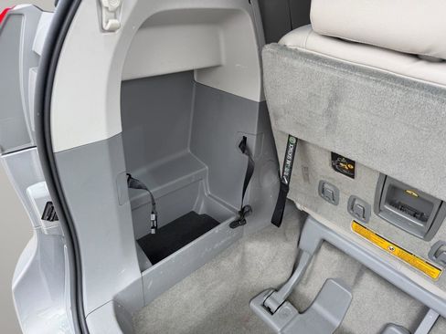 Used 2014 Toyota Sienna LE image 31