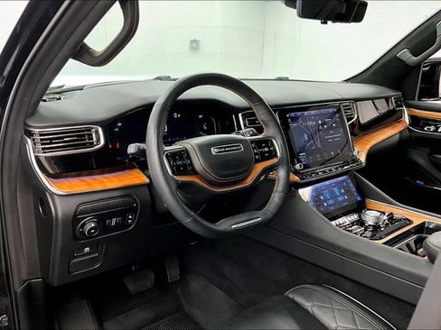 Used 2025 Jeep Grand Wagoneer L Series III w/ Rear-Seat Entertainment Group AWD/4WD image 15