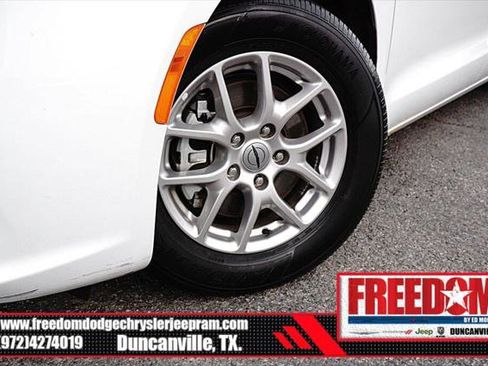 Certified 2024 Chrysler Pacifica Touring-L image 9