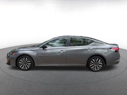 Used 2024 Nissan Altima 2.5 SV FWD image 9