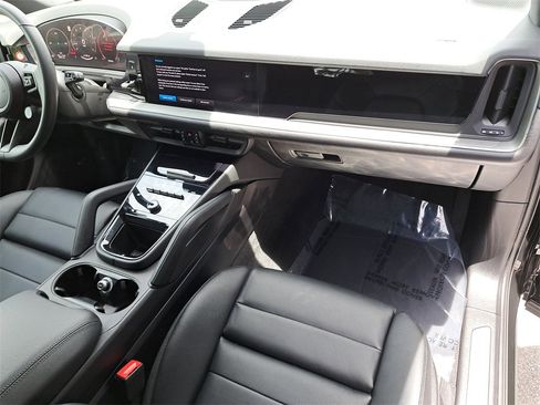 Used 2025 Porsche Cayenne image 19