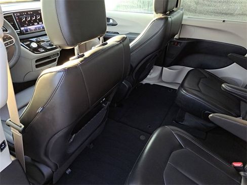 Used 2024 Chrysler Pacifica Touring-L image 13