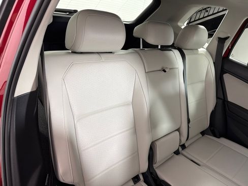 Used 2018 Volkswagen Tiguan SEL AWD/4WD image 24