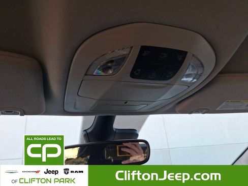 Used 2024 Chrysler Pacifica Touring-L image 28