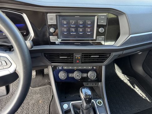 Used 2022 Volkswagen Jetta SE w/ Panoramic Sunroof Package FWD image 29