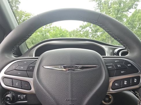 Used 2025 Chrysler Pacifica Select FWD image 25