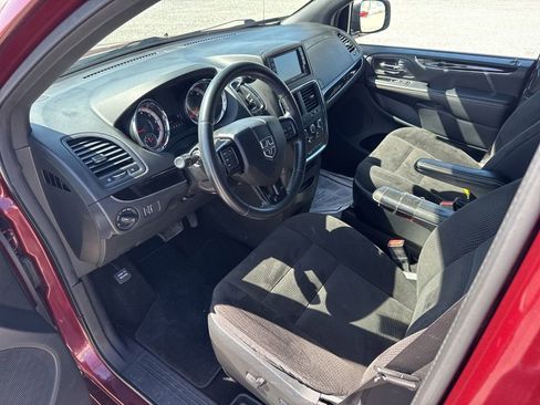 Used 2018 Dodge Grand Caravan SE image 16