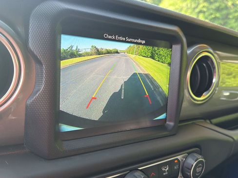 Used 2018 Jeep Wrangler Unlimited Sahara AWD/4WD image 23