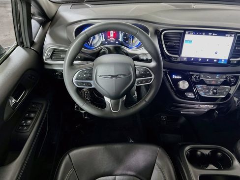 Used 2025 Chrysler Pacifica Select FWD image 19