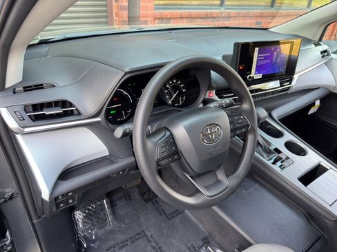 Used 2026 Toyota Sienna LE AWD/4WD image 13