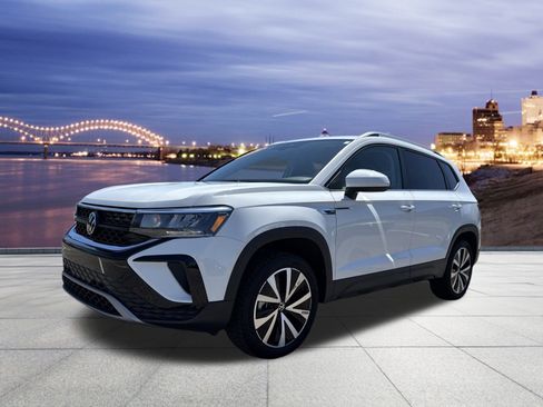 Used 2024 Volkswagen Taos SE image 1