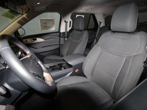 Used 2025 Ford Explorer Active AWD/4WD image 4