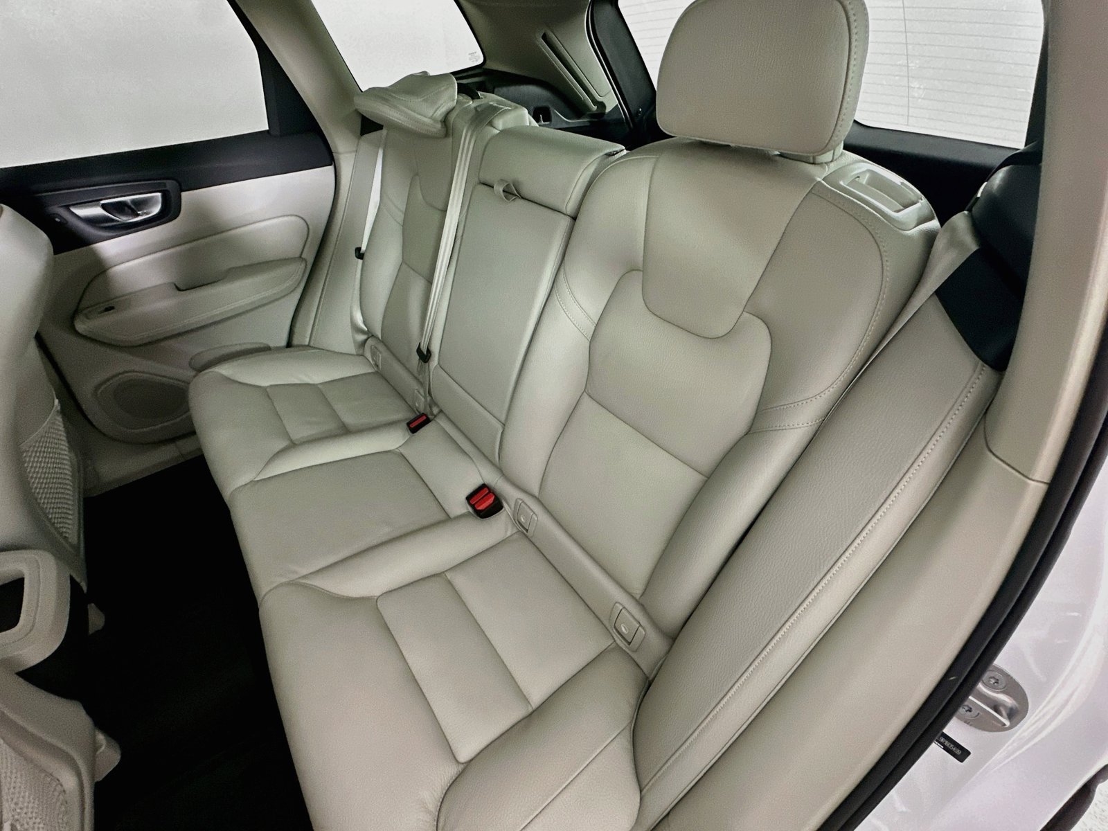 Certified 2024 Volvo XC60 B5 Plus w/ Climate Package AWD/4WD image 36