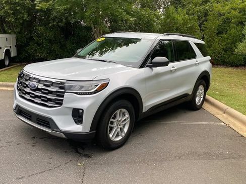Used 2026 Ford Explorer Active w/ Active Comfort Package AWD/4WD image 3