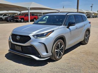 Used 2022 Toyota Highlander XSE FWD video 4