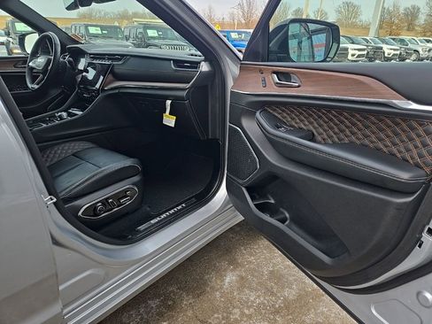 Used 2025 Jeep Grand Cherokee Summit AWD/4WD image 76