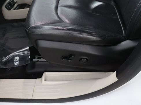 Used 2020 Chrysler Pacifica Touring-L FWD image 27