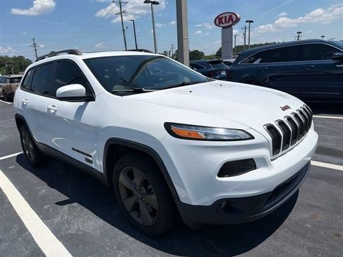 Used 2017 Jeep Cherokee Latitude w/ Safety/Convenience Group FWD image 4