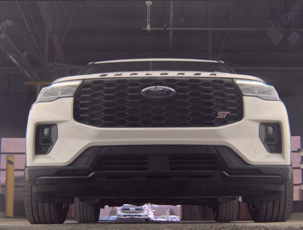 Used 2025 Ford Explorer ST AWD/4WD image 4
