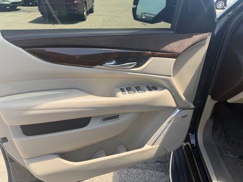 Used 2017 Cadillac Escalade Luxury AWD/4WD image 10