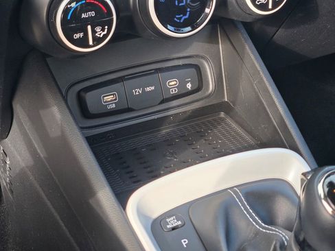 Used 2024 Hyundai Venue Limited image 34