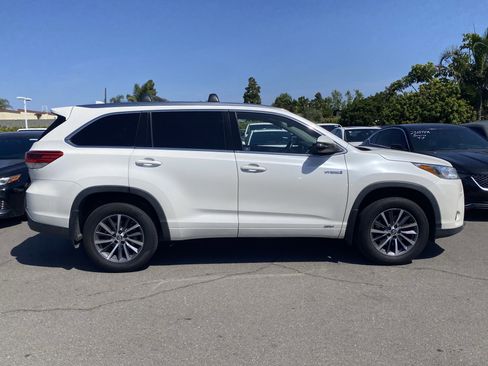 Used 2018 Toyota Highlander XLE w/ Carpet Mat Package (TMS) image 2